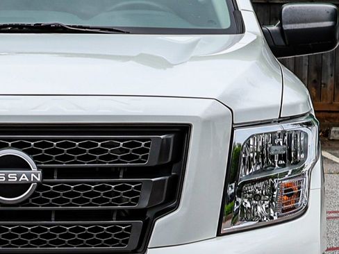 Used 2024 Nissan Titan SV w/ SV Convenience Package RWD image 12