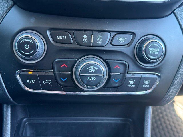 Used 2020 Jeep Cherokee Trailhawk w/ Cold Weather Group AWD/4WD image 22