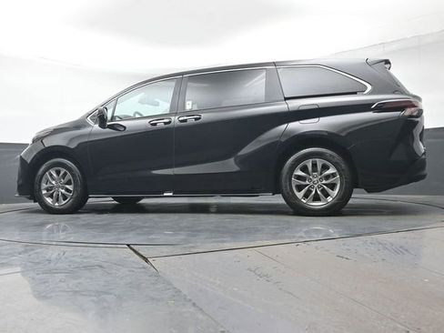 Certified 2025 Toyota Sienna XLE image 40