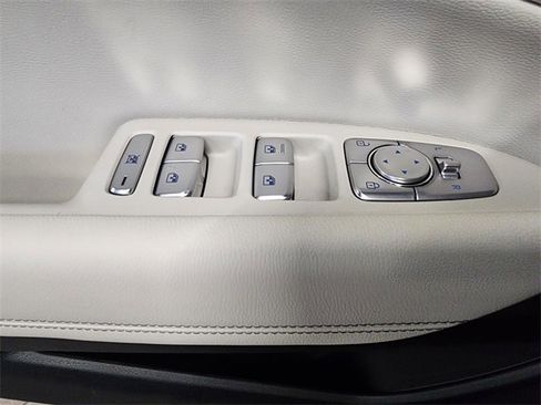 Used 2025 Genesis G70 2.5T image 22