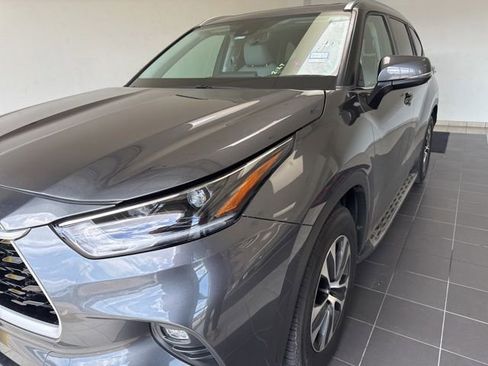 Used 2021 Toyota Highlander XLE FWD image 3