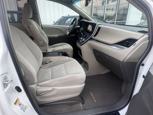 Used 2015 Toyota Sienna LE image 17