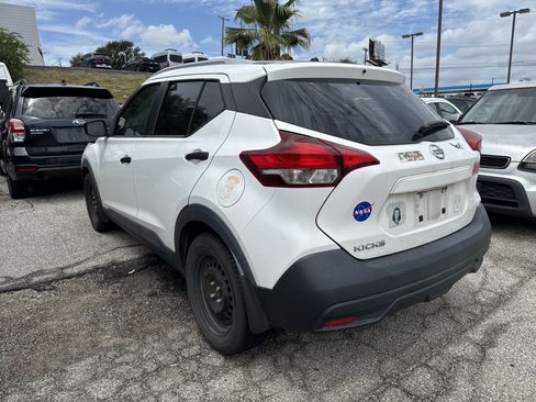 Used 2018 Nissan Kicks S FWD image 3