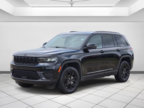 Used 2024 Jeep Grand Cherokee Altitude RWD image 3