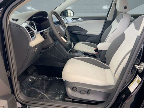 New 2026 Volkswagen Taos SE image 5