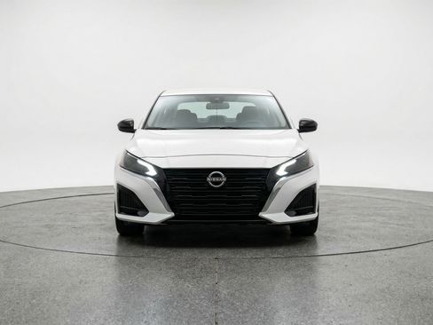 Used 2025 Nissan Altima 2.5 SV FWD image 2