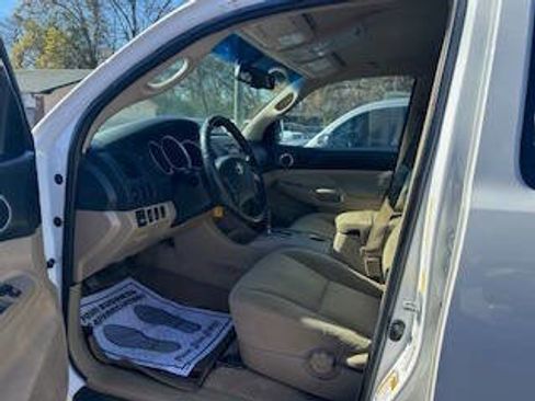 Used 2011 Toyota Tacoma PreRunner w/ SR5 Pkg #2 image 2