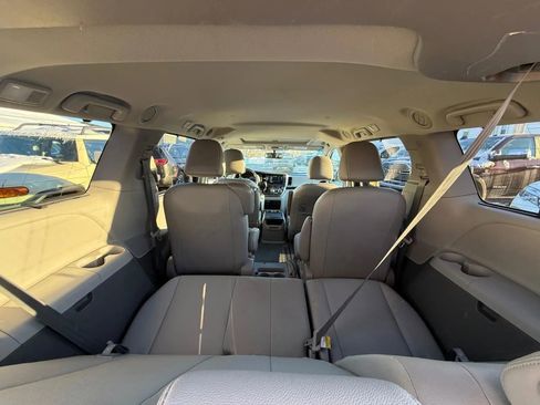 Used 2017 Toyota Sienna XLE Premium image 13