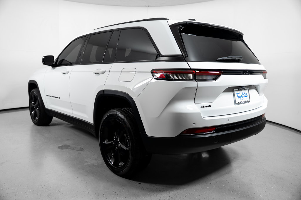 Used 2023 Jeep Grand Cherokee Altitude AWD/4WD image 12
