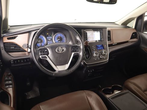 Used 2018 Toyota Sienna Limited Premium image 2