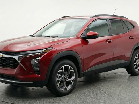 Used 2025 Chevrolet Trax LT FWD image 3