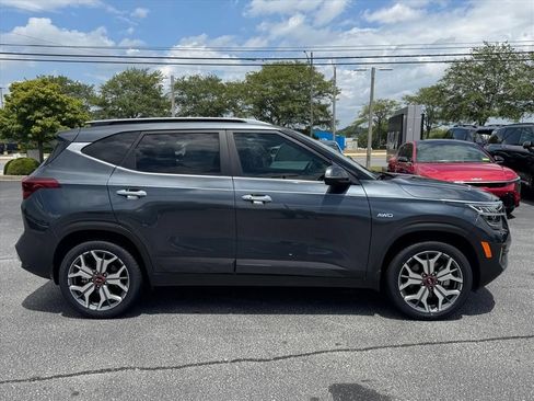 Certified 2021 Kia Seltos SX w/ SX Sunroof Package AWD/4WD image 2