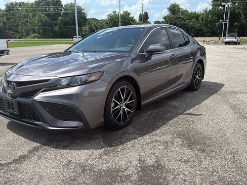 Used 2022 Toyota Camry SE w/ Convenience Package FWD image 1