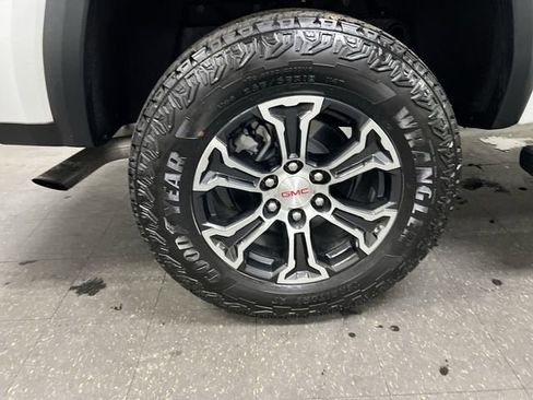 Certified 2025 GMC Canyon AT4 w/ AT4 Premium Package AWD/4WD image 33