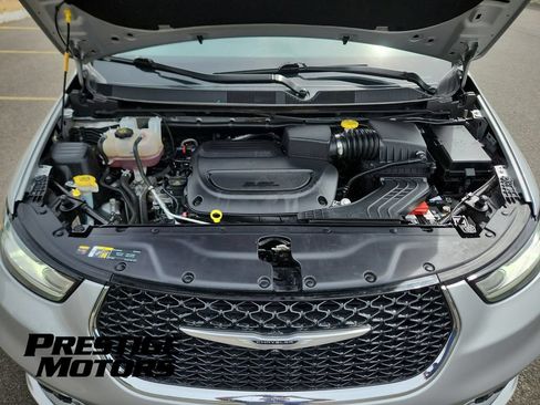 Used 2024 Chrysler Pacifica Touring-L FWD image 15