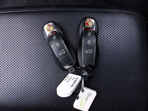 Used 2023 Porsche Macan Turbo image 32