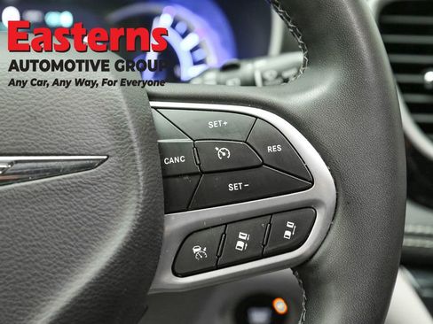 Used 2023 Chrysler Pacifica Touring-L image 16