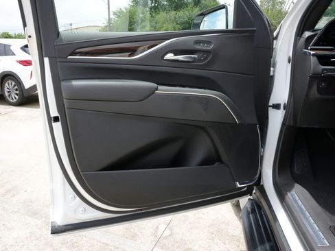Used 2021 Cadillac Escalade Luxury RWD image 17