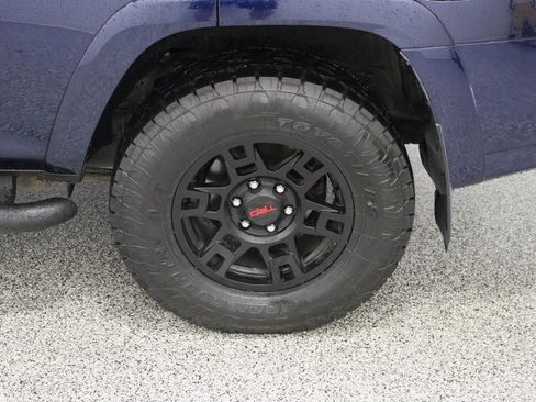 Used 2022 Toyota 4Runner SR5 Premium w/ Moonroof Package RWD image 10