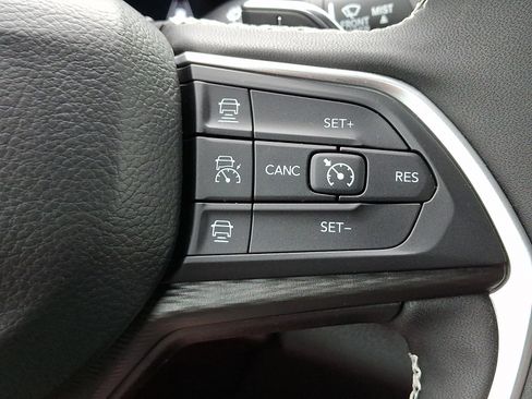 Certified 2025 Jeep Grand Cherokee Altitude AWD/4WD image 23