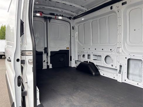 Used 2022 Ford E-Transit Medium Roof image 28