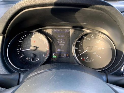 Used 2018 Nissan Rogue SV image 19