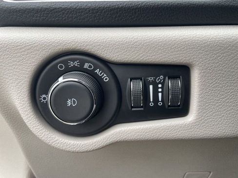 Used 2021 Chrysler Pacifica Touring-L w/ Premium & Safety Sphere Group image 35