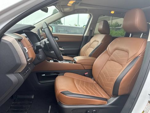 Used 2025 Nissan Pathfinder Platinum w/ Cargo Package AWD/4WD image 5