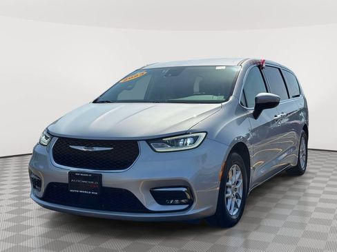 Used 2023 Chrysler Pacifica Touring-L FWD image 3