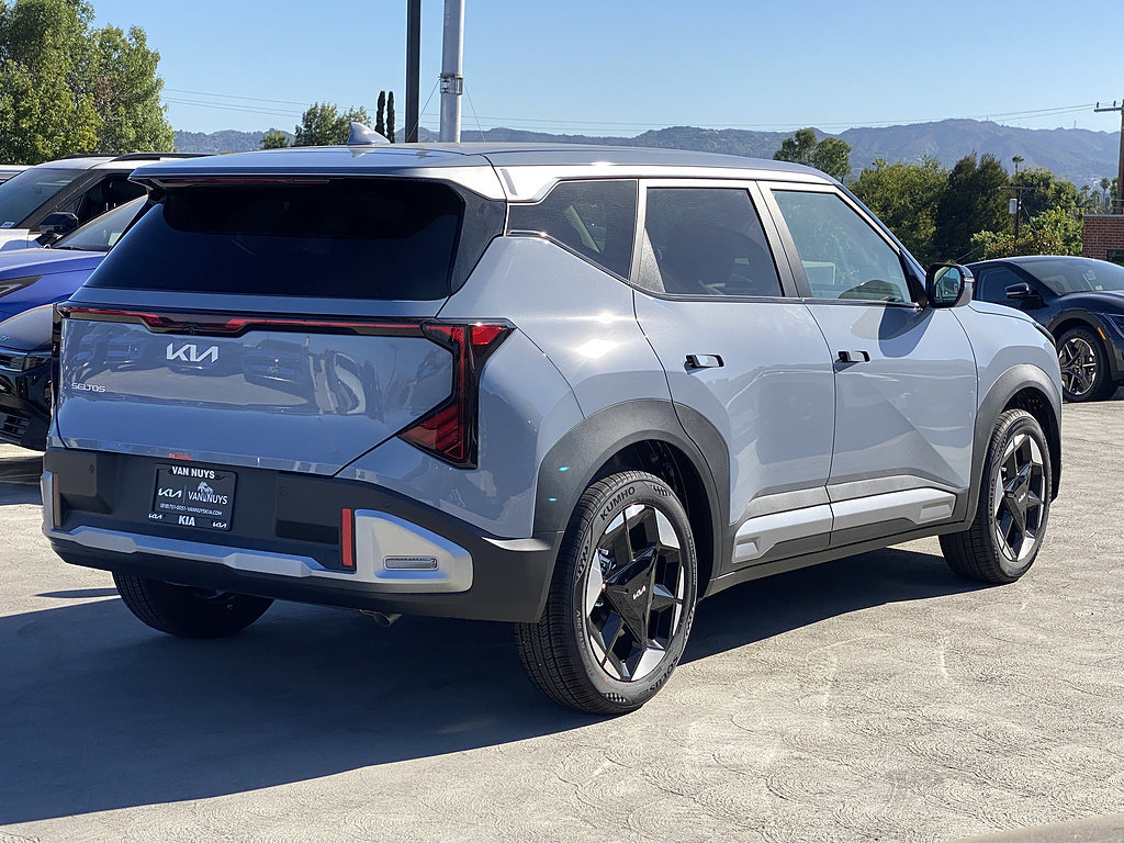 New 2027 Kia Seltos S FWD image 3