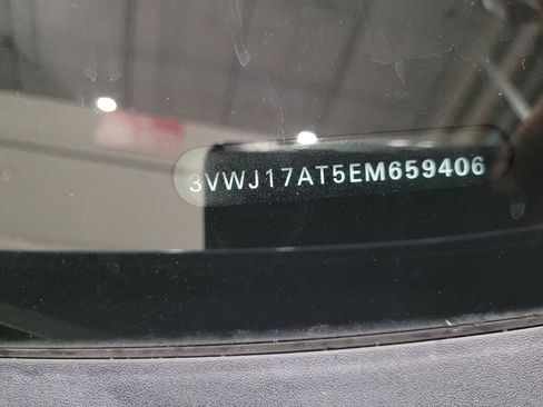 Used 2014 Volkswagen Beetle 1.8T FWD image 33