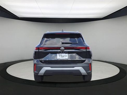 New 2025 Volkswagen Tiguan SE image 6