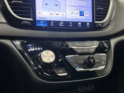 Used 2025 Chrysler Pacifica Select FWD image 24