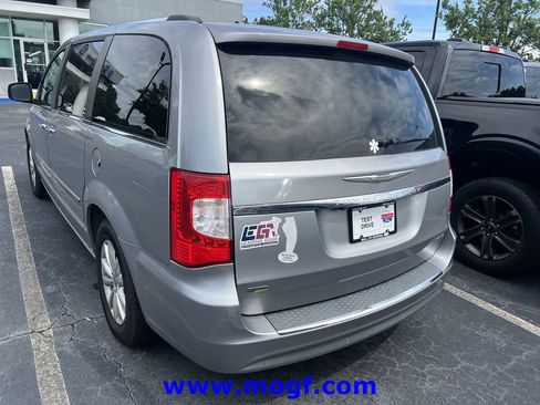 Used 2015 Chrysler Town & Country Limited Platinum FWD image 2
