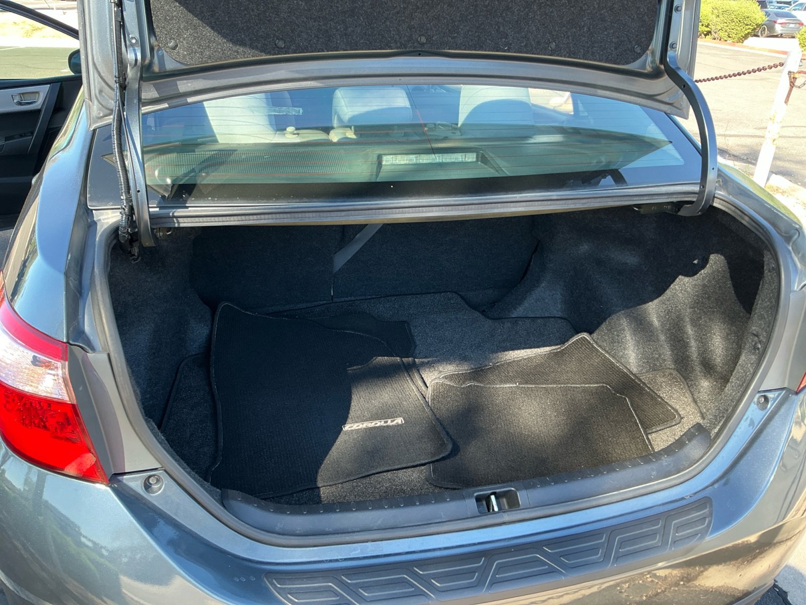 Used 2017 Toyota Corolla LE w/ Carpet Mat Package (TMS) FWD image 33