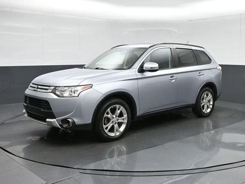 Used 2015 Mitsubishi Outlander SE image 3