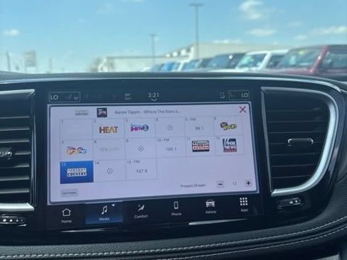Used 2025 Chrysler Pacifica Select AWD/4WD image 37