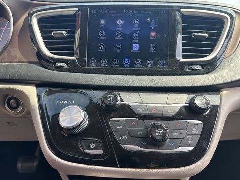 Used 2017 Chrysler Pacifica Touring-L FWD image 41