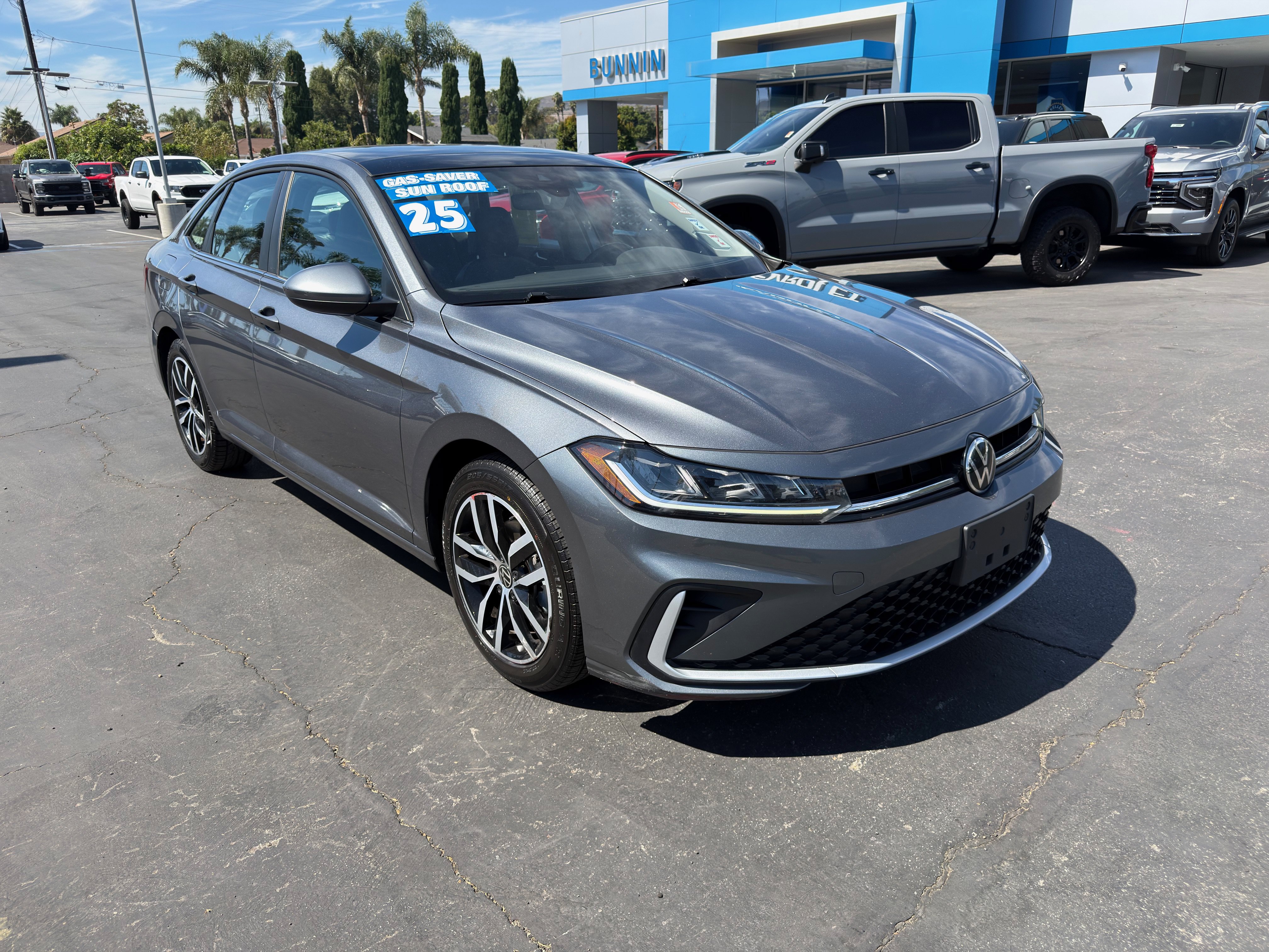 Used 2025 Volkswagen Jetta SE FWD image 2