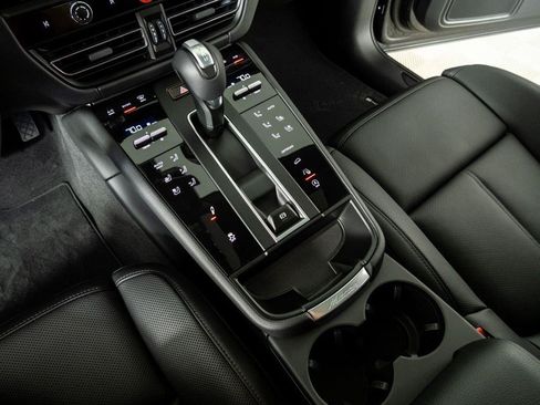 New 2026 Porsche Macan AWD/4WD image 18