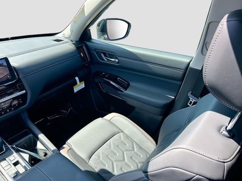 New 2026 Nissan Pathfinder Platinum FWD image 5