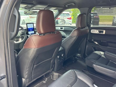 Used 2022 Ford Explorer Platinum w/ Equipment Group 601A AWD/4WD image 26