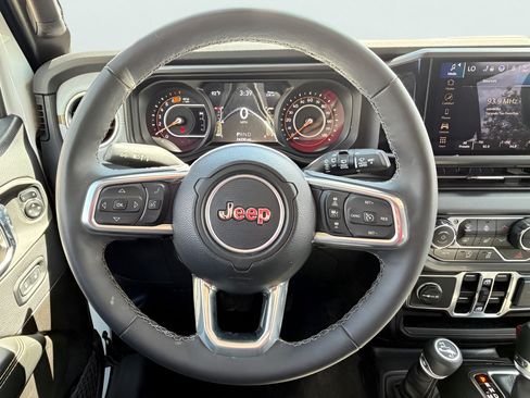 Used 2025 Jeep Wrangler Unlimited Sahara AWD/4WD image 20