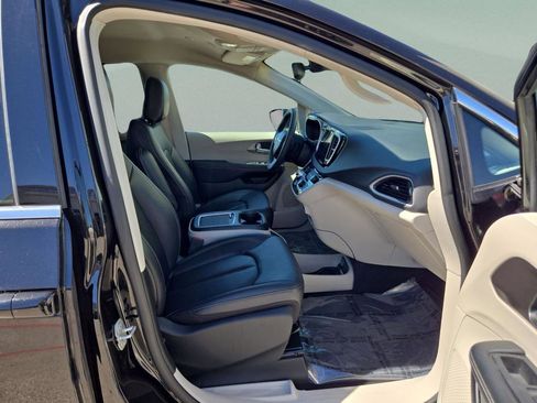 Used 2024 Chrysler Pacifica Touring-L image 28