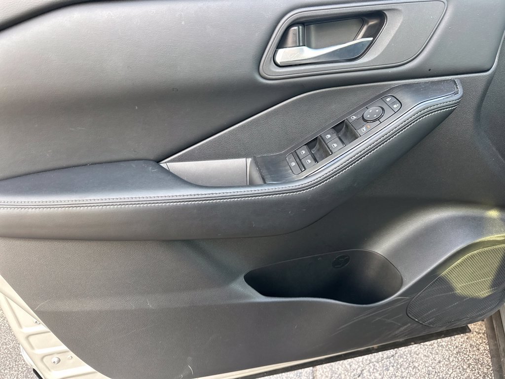 Certified 2025 Nissan Rogue SV AWD/4WD image 13