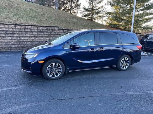 Used 2023 Honda Odyssey EX-L image 3