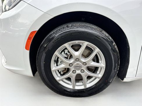 Used 2023 Chrysler Pacifica Touring-L FWD image 32