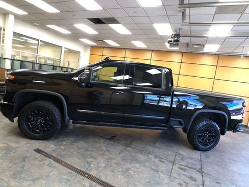 Used 2024 Chevrolet Silverado 2500 High Country w/ Midnight Edition AWD/4WD image 4