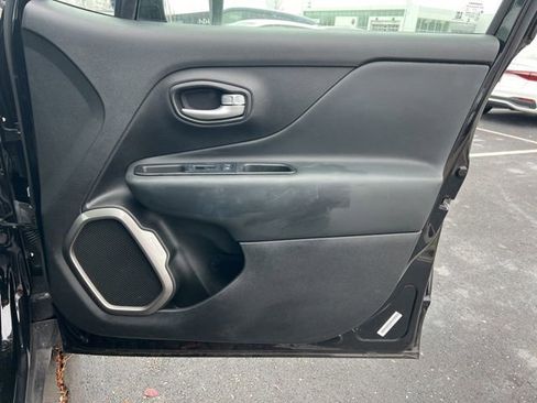 Used 2023 Jeep Renegade Latitude image 30