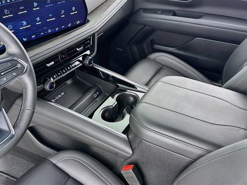 Used 2025 Chevrolet Suburban LT w/ Comfort Package RWD image 19